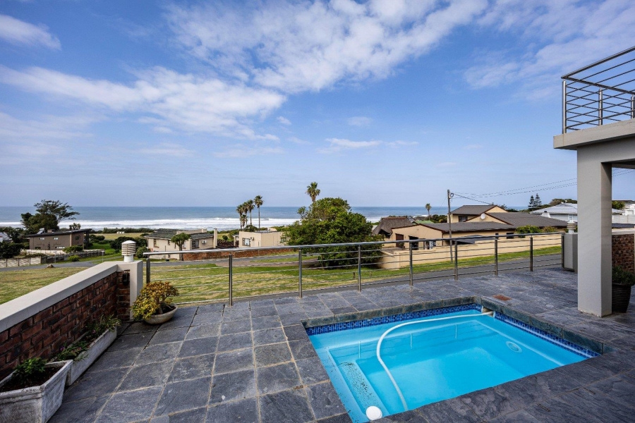 5 Bedroom Property for Sale in Winterstrand Eastern Cape